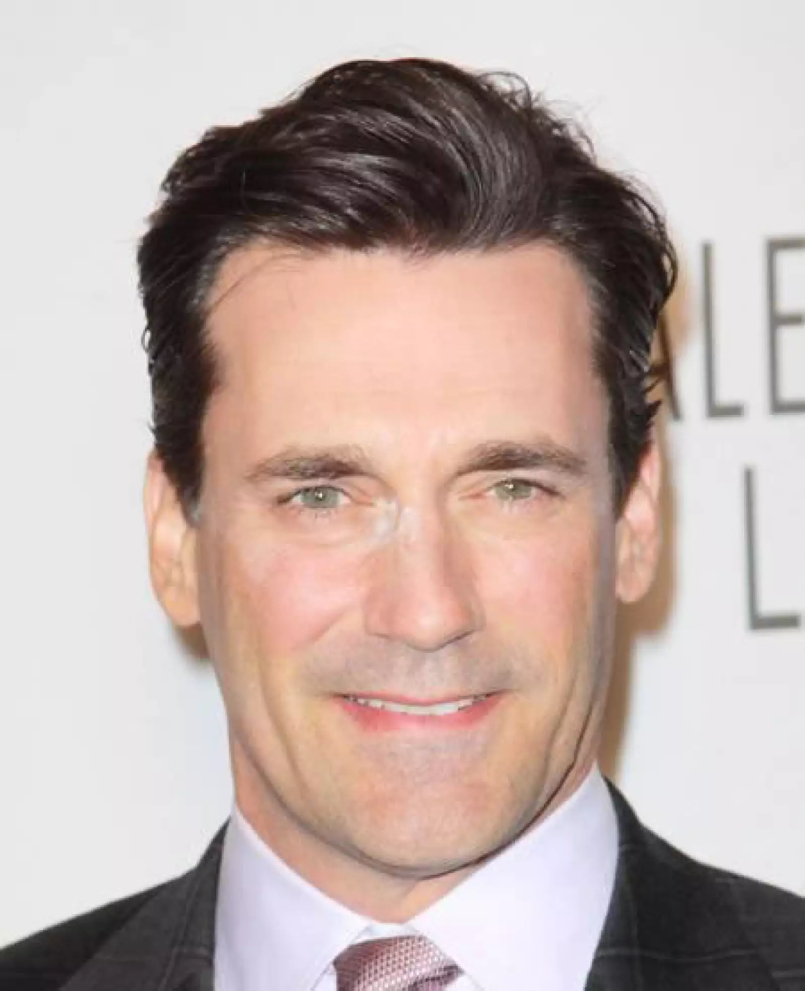 Jon Hamm- Hasta en los hombres más guapos pasa, olvidaron retirarle el exceso de polvo en la naríz.