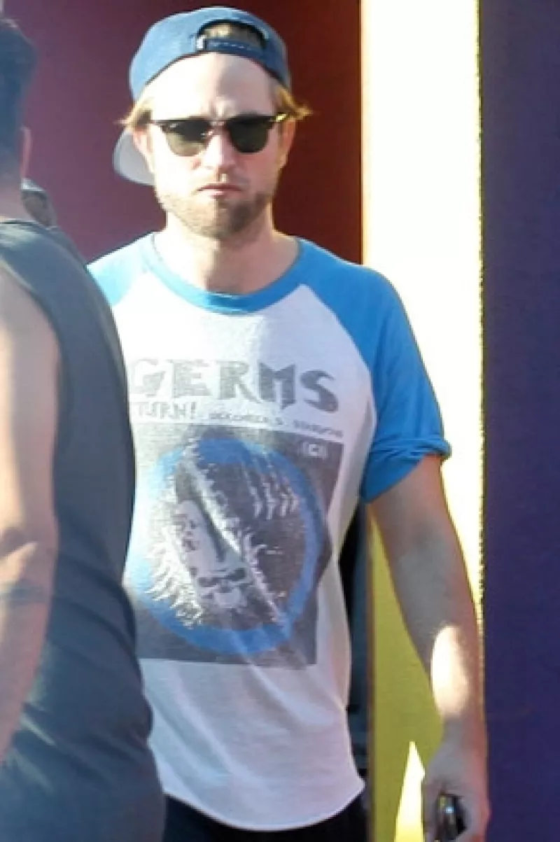 Por fin salieron a la luz las imágenes donde se muestra a la pareja juntos mientras se encuentran afuera de un restaurante en Hollywood.