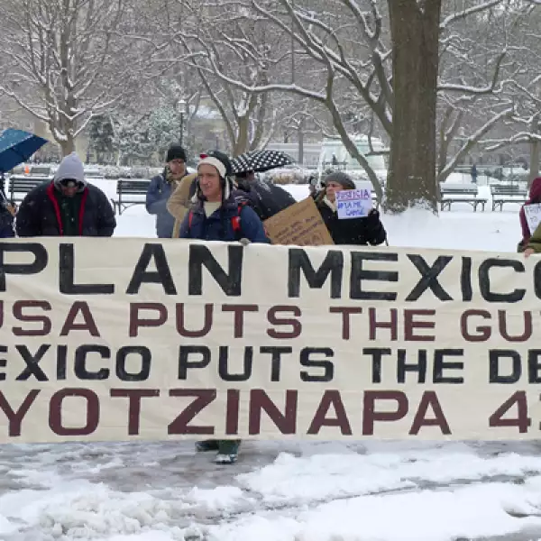 Los manifestantes muestran su repudio a la actuación de ambos gobiernos en temas de seguridad