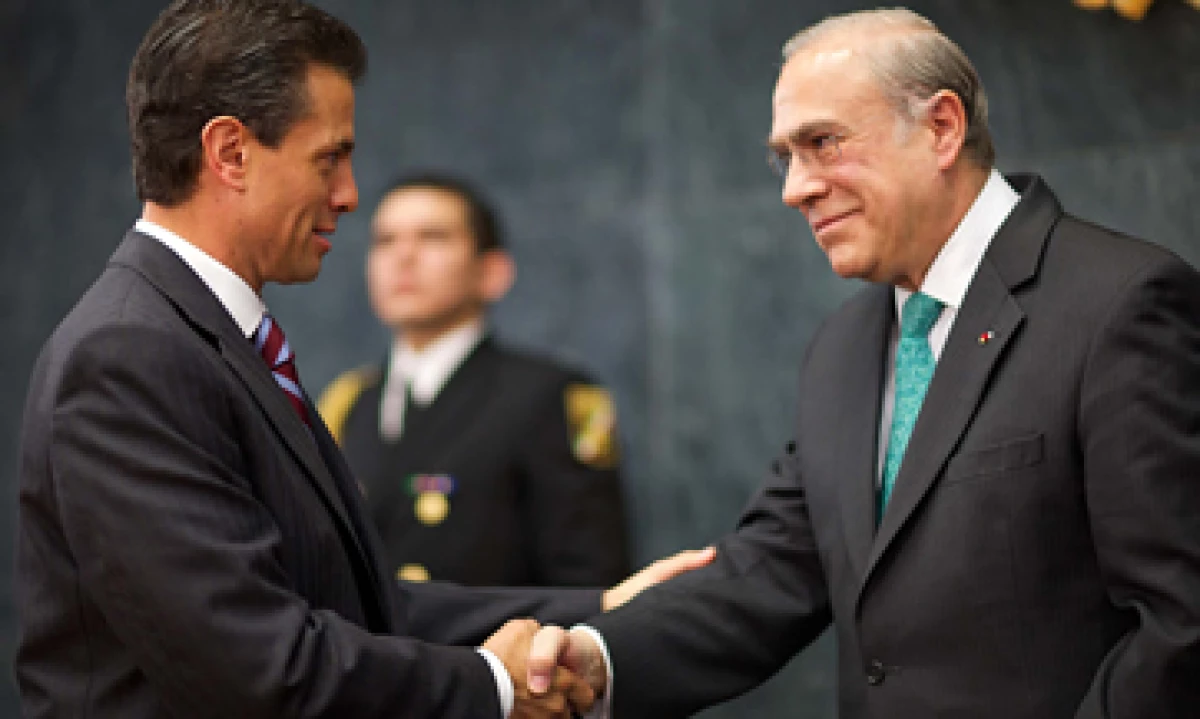 Gurría –der- alertó por los altos niveles de desempleo de los jóvenes. (Foto: Notimex)