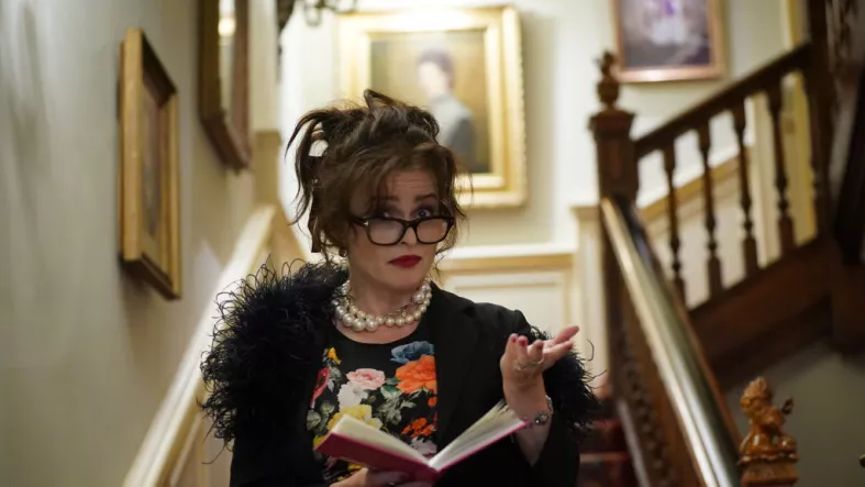 Foto de Helena Bonham Carter leyendo un poema en las escaleras de la Clarence House de la realeza británica