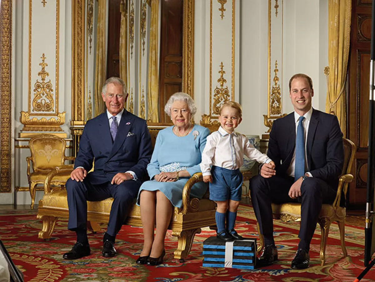 Para celebrar el 90 aniversario de la reina Isabel II, la corona inglesa ha lanzado unas estampillas conmemorativas en las que el protagonista terminó siendo el pequeño hijo de William y Kate.