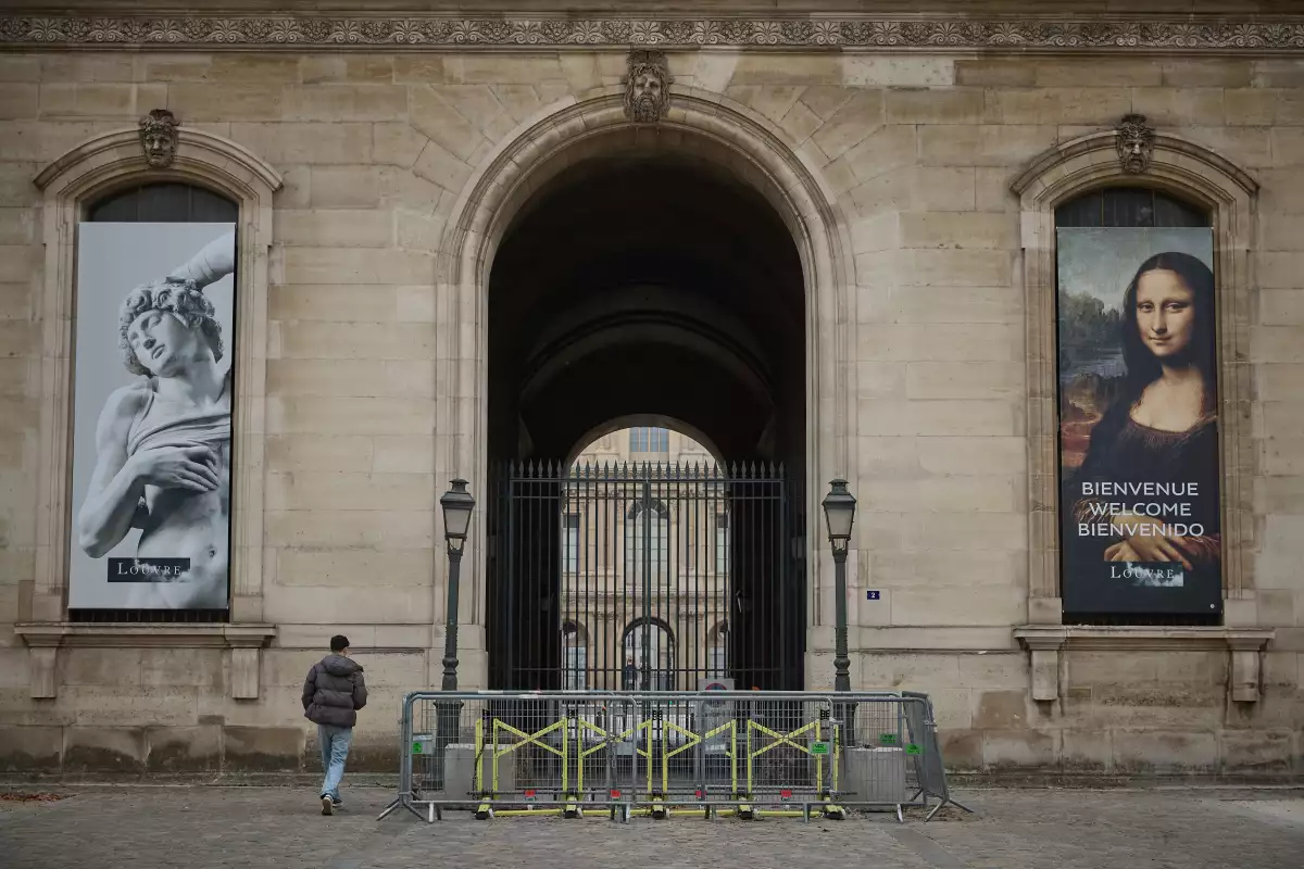 Louvre Closes After Jewellery Heist