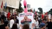 Los manifestantes participan en una manifestación frente a la oficina del primer ministro, en contra de la construcción de un complejo de lujo cerca de un área natural protegida, en Tirana el 3 de junio de 2026. Los ciudadanos se manifiestan por cuarto día para exigir transparencia en torno a un complejo proyecto turístico supuestamente vinculado al yerno del presidente de los Estados Unidos.
