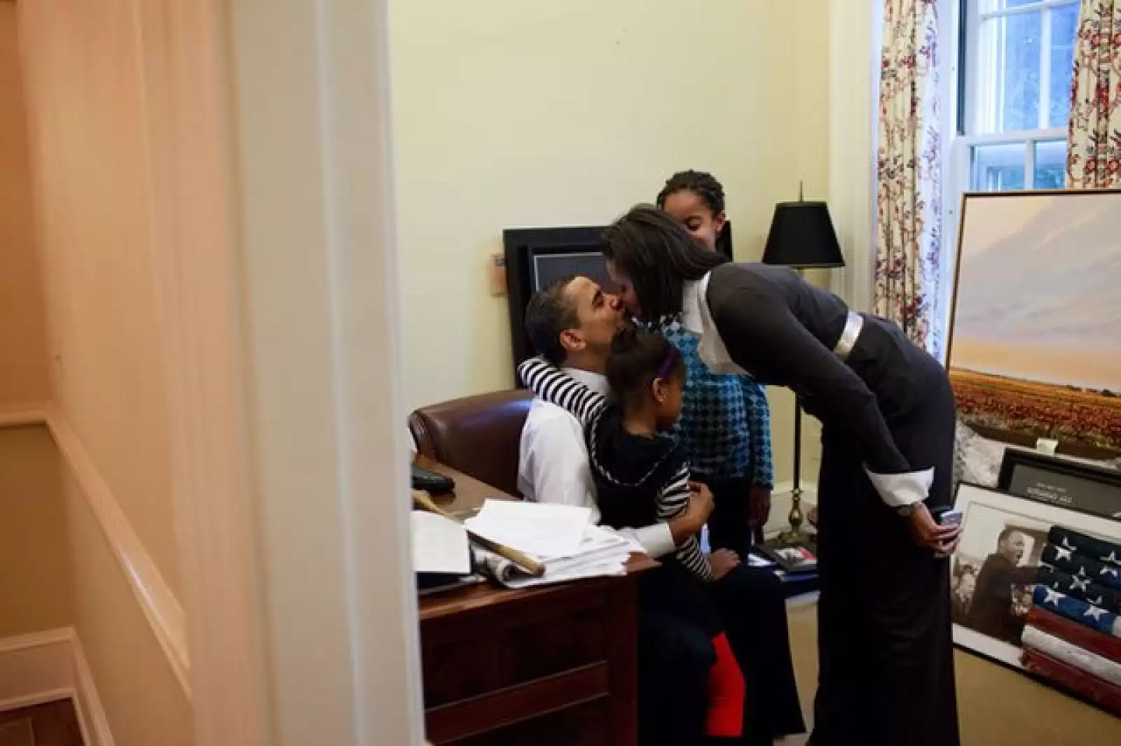 Michelle Obama y sus hijas, Malia y Sasha, visitan a Barack en un estudio privado de la Oficina Oval.