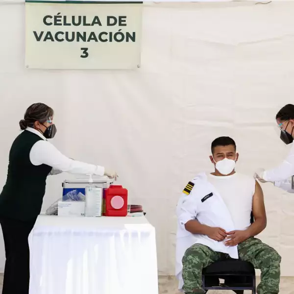 Aplicación de la vacuna contra covid-19 en el 69 Batallón de Infantería del estado de Coahuila.