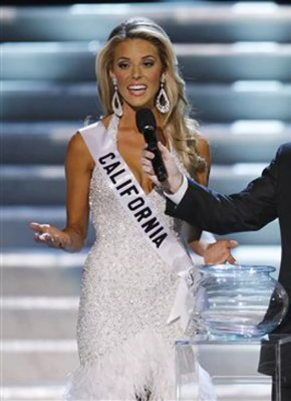 Sólo el propietario del concurso Miss USA, Donald Trump, puede tomar la decisión, declararon el lunes los directores ejecutivos Keith Lewis y Shanna Moakler.