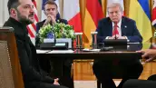 El presidente francés Emmanuel Macron (2L) y el presidente estadounidense Donald Trump (R) escuchan al presidente ucraniano Volodymyr Zelensky hablar durante una reunión con los líderes europeos en la Sala Este de la Casa Blanca en Washington, DC, el 18 de agosto de 2025. Los líderes europeos se unen al presidente ucraniano Volodymyr Zelensky en conversaciones con el presidente estadounidense Donald Trump el 18 de agosto, mientras intentan encontrar una manera de poner fin a la ofensiva de Rusia. Los líderes que se dirigen a Washington el lunes para aparecer junto a Zelensky se llaman a sí mismos la "coalición de los dispuestos".