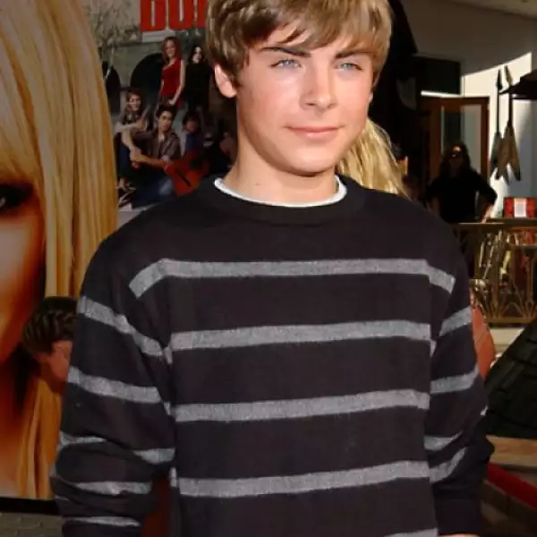 (2004. 17 años) Fue tres años después cuando llegó su gran oportunidad y el trabajo que lo llevaría a la cima pues protagonizó la película de Disney Channel `High School Musical´, interpretando a `Troy Bolton´, esta, que fue grabada con bajas expectativas de éxito, ayudó a Efron a ganar fama entre los adolescentes como cantante y actor.