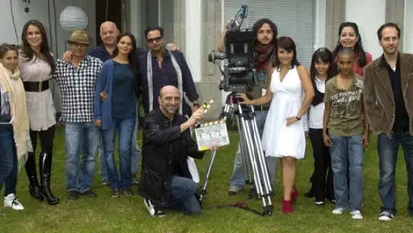 El elenco de la cinta dirigida por Guillermo Barba inició filmaciones ayer en una lujosa residencia del Pedregal de San Ángel.