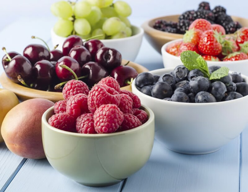 Puedes incluir fruta en tu dieta, pero procura que sean altas en antioxidantes y bajas en azúcares.