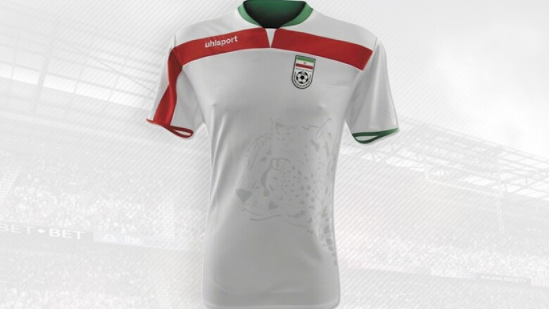 La alemana Uhlsport se hará presente en Brasil con esta equipación del país asiático.