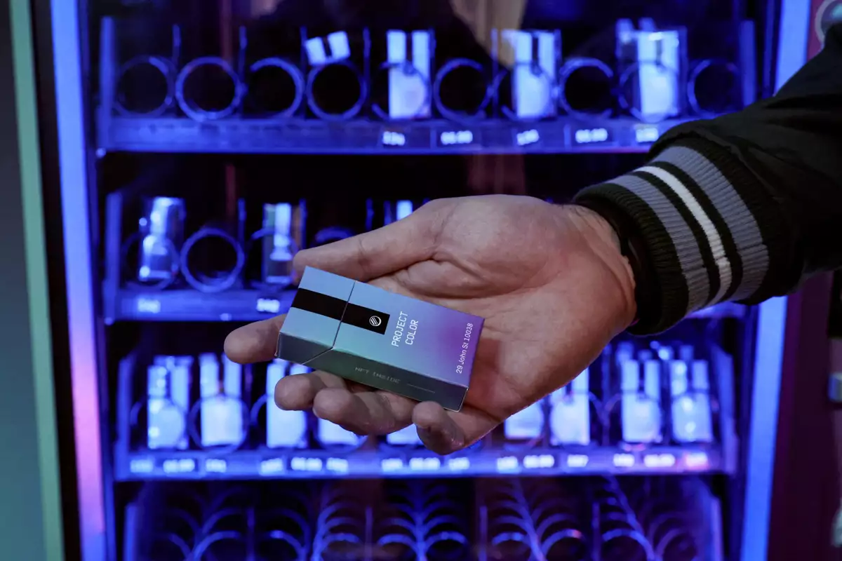 La primera máquina expendedora de NFT'S te las entrega en una cajetilla de papel con código QR