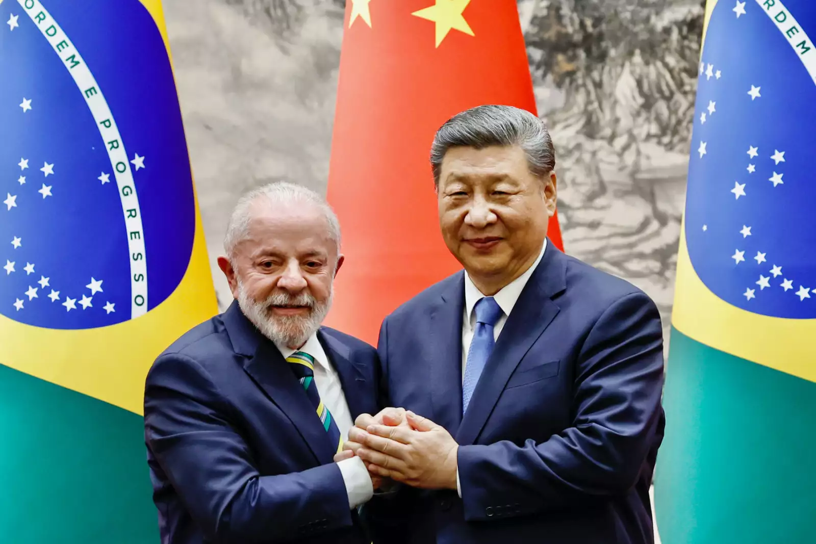 El presidente chino Xi Jinping estrecha la mano del presidente brasileño Luiz Inacio Lula da Silva después de una ceremonia de firma y una conferencia de prensa conjunta, en el Gran Salón del Pueblo en Beijing, China, el 13 de mayo de 2025.
