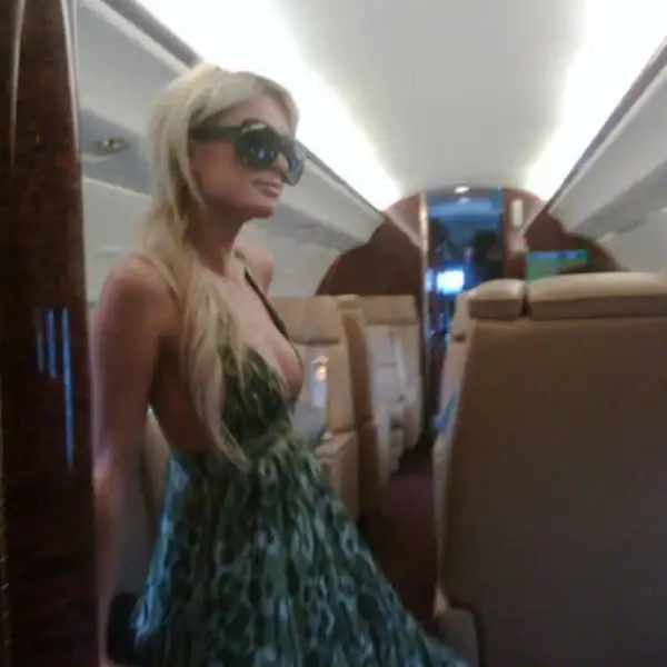 A punto de salir para Cannes, Paris Hilton se tomó esta foto y la subió a su Twitter.