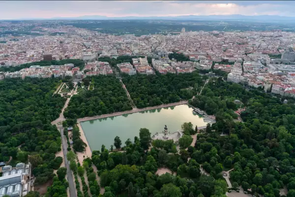 Vista panorámica del parque El Retiro, en Madrid, España.
