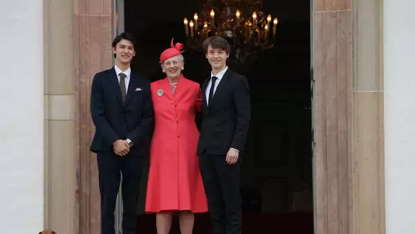 La reina Margarita de Dinamarca con el Príncipe Nicolás y el Príncipe Félix