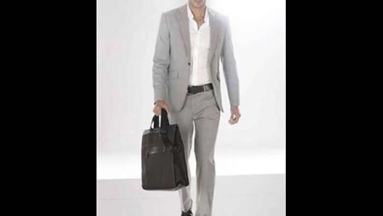 Este traje gris en lana-seda, es ideal para llevar con una camisa de algodón satinado.