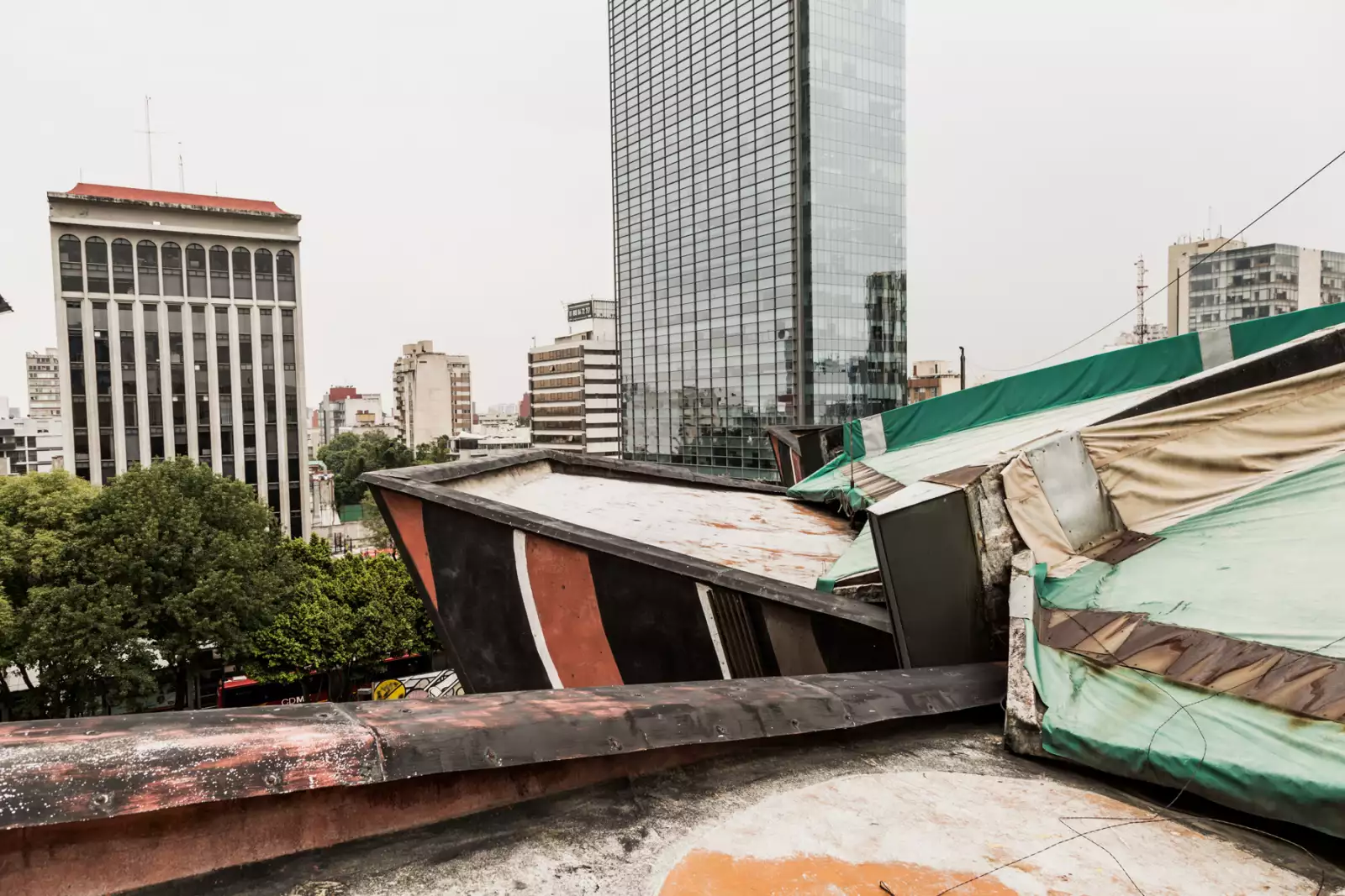 Al exterior, cuenta con 12 murales