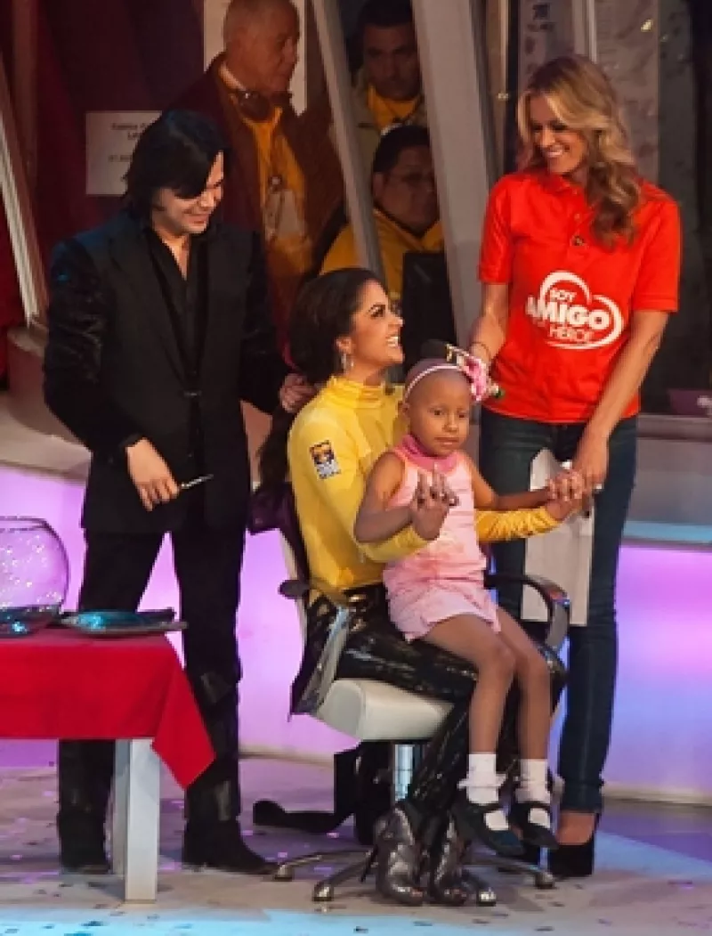 La cantante y actriz mexicana donó 25 centímetros para la realización de una peluca oncológica en beneficio de Andrea, una niña que padece cáncer y que estuvo presente en el Teletón.