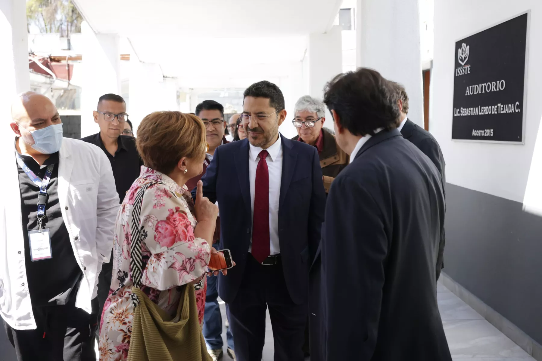 ISSSTE aumentará la jornada laboral de médicos y enfermeros de forma voluntaria
