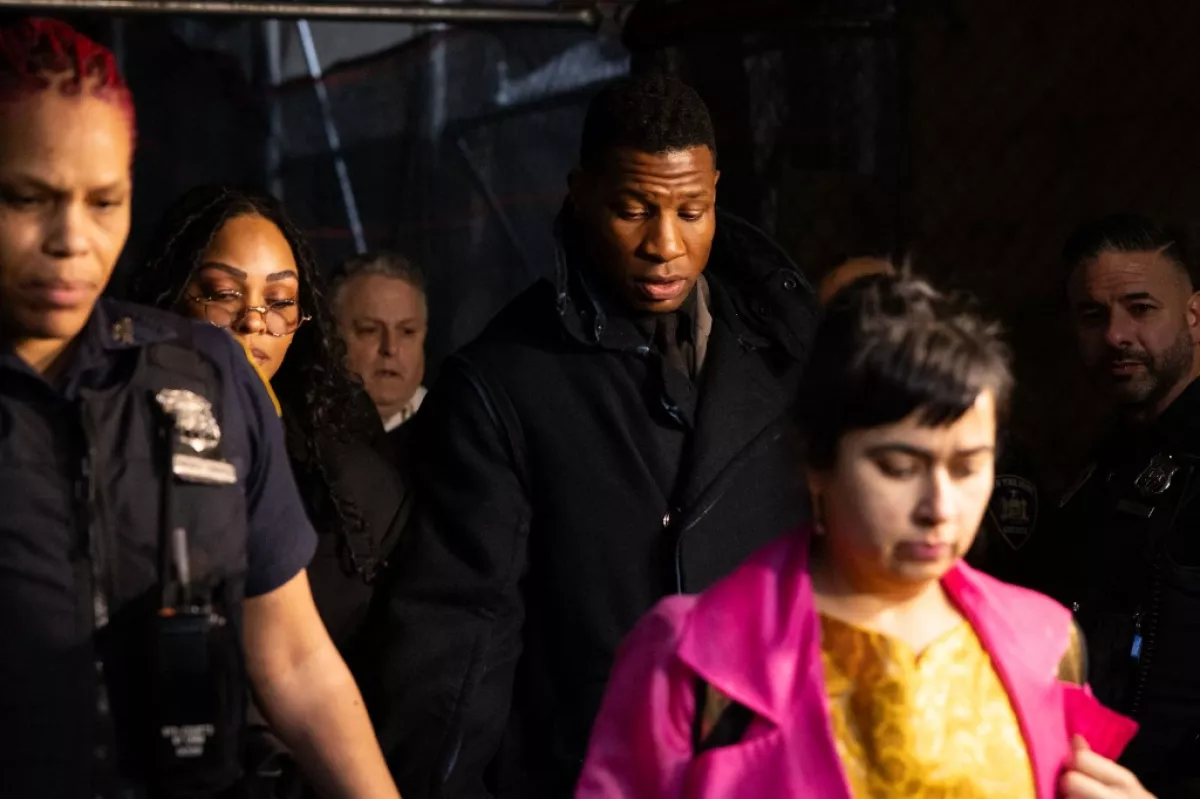 Jonathan Majors al salir de la corte.