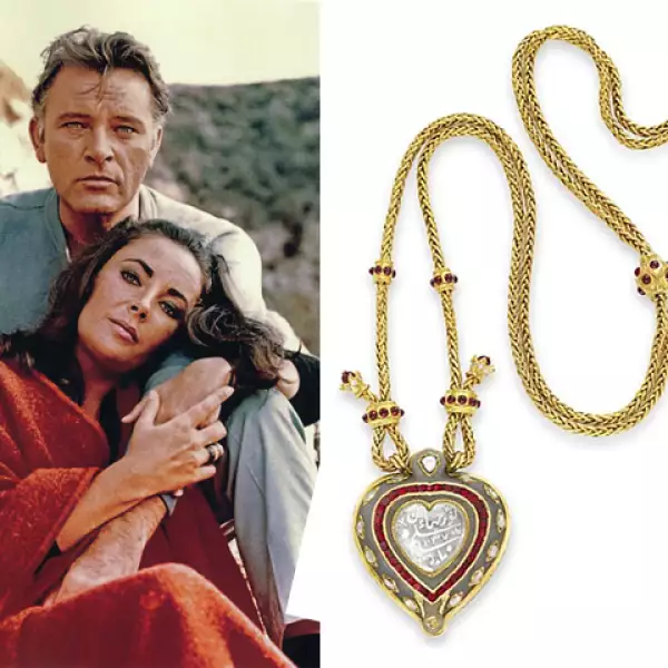 A pesar de que a Elizabeth Taylor le llovían los galanes sin duda alguna Richard Burton la sorprendió con un diamante que perteneció al emperador creador del Taj Mahal.