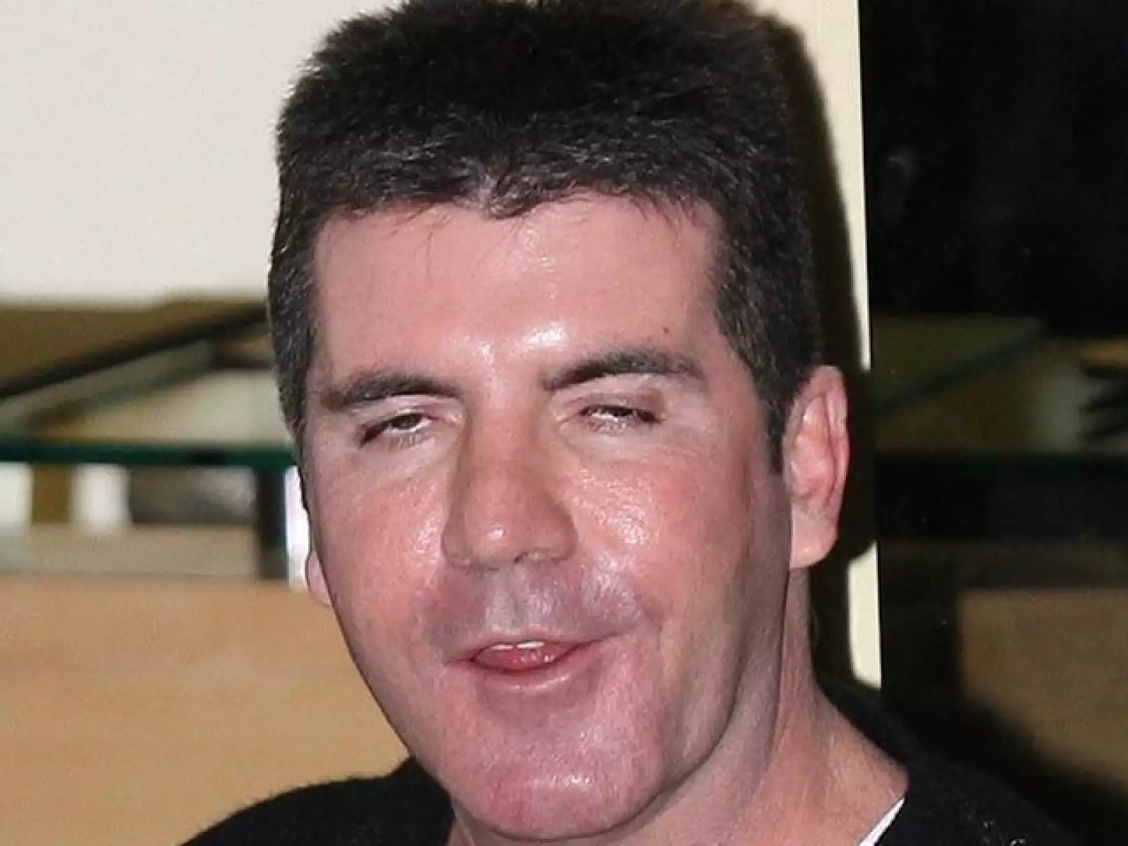 Definitivamente no fue el mejor momento para captar al jurado de Latin American Idol, Simon Cowell, quien estaba saliendo de los Estudios Fountain en Londres.