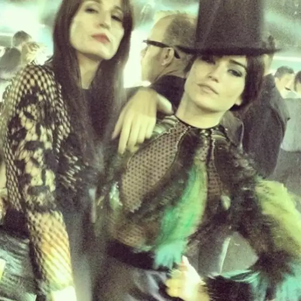 Victoria es arriesgada con sus outfits.