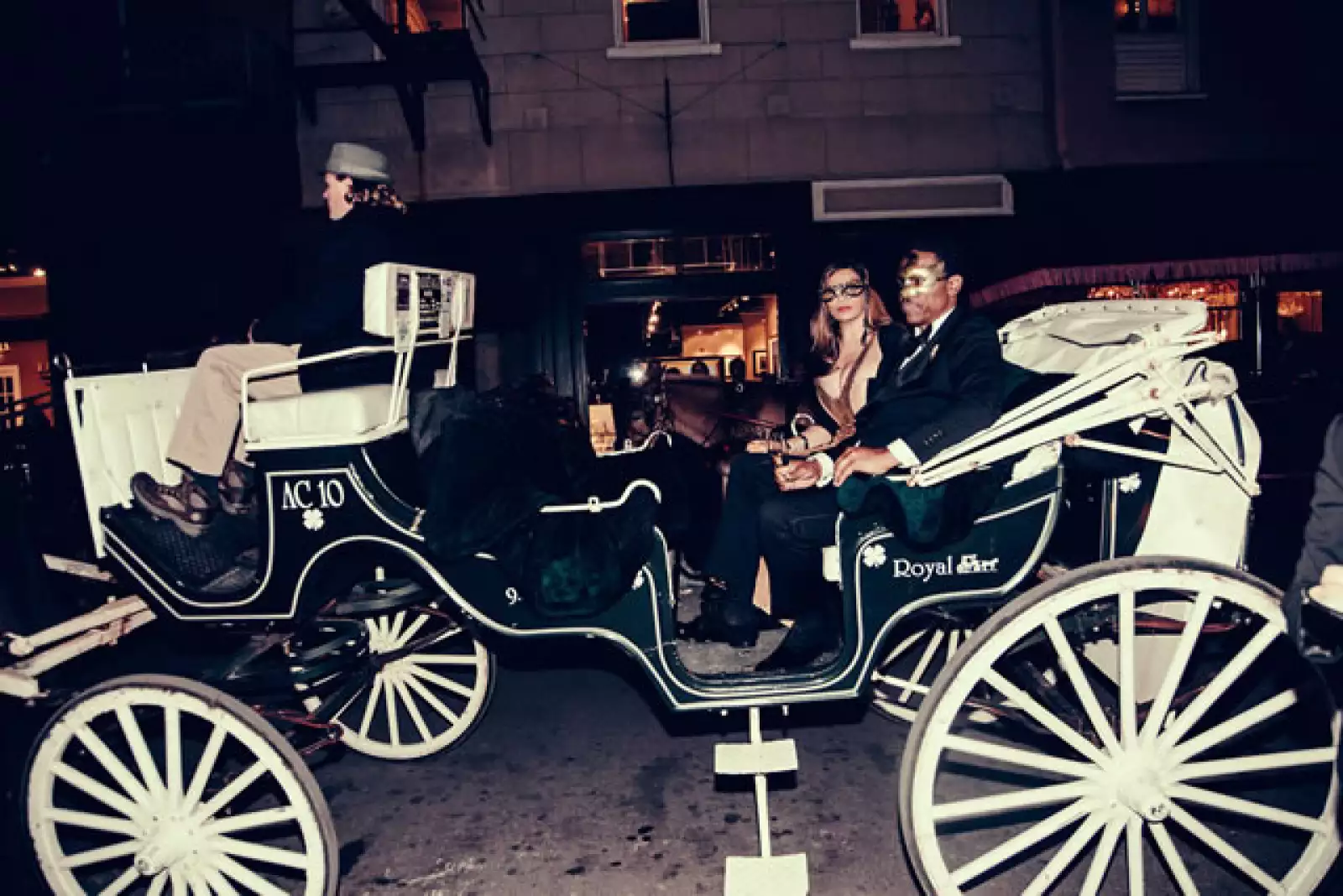 Así llegó Tina Knowles a la fiesta junto a su novio el actor Richard Lawson.