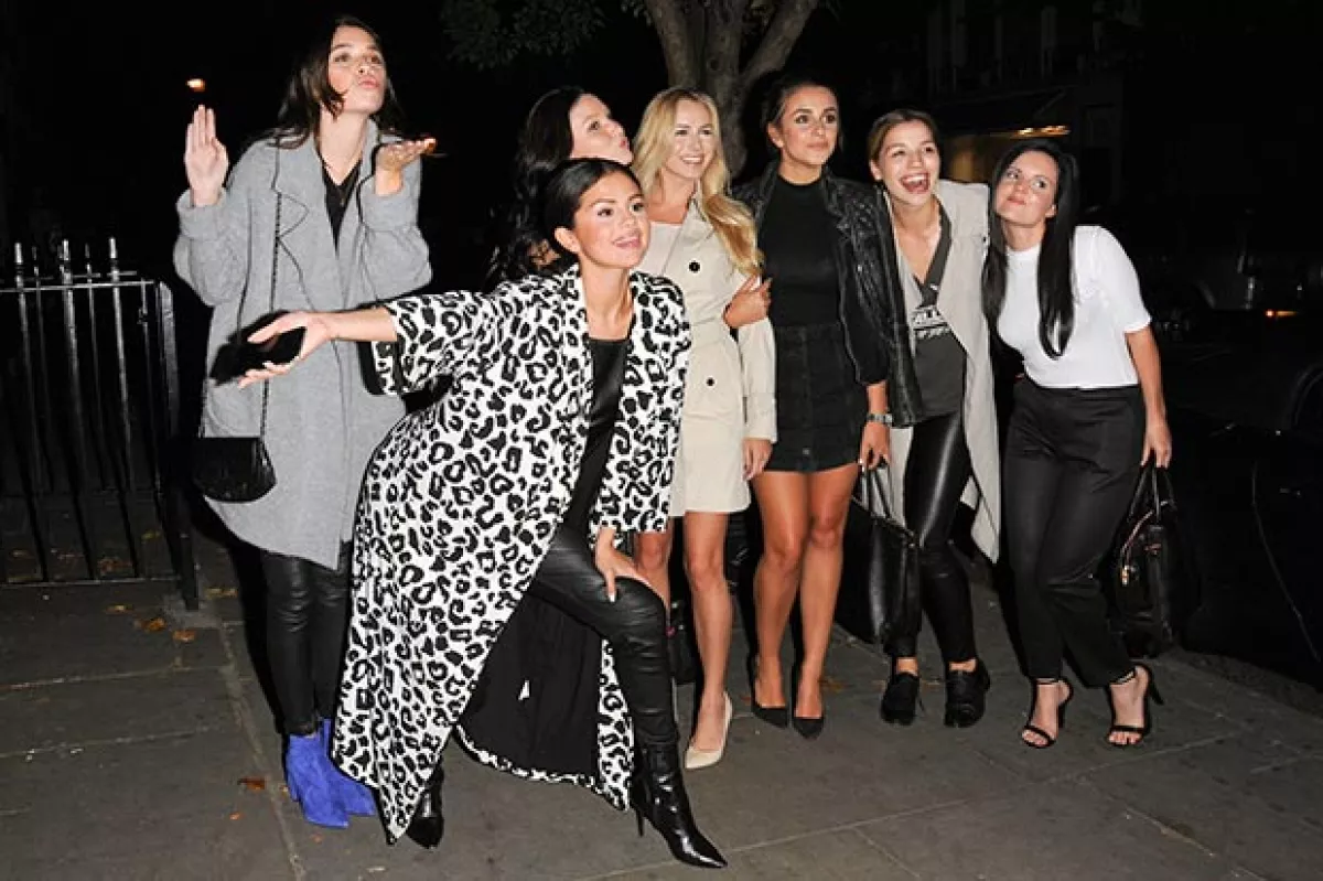 Selena pasó su cumpleaños en compañía de su amigas en Londres.