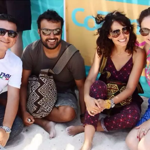 Ella y su pareja, el actor colombiano Julián Román, convivieron con amigos en la playa mexicana.