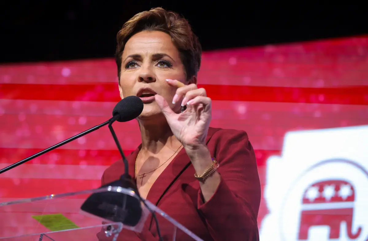 La candidata republicana a la gubernatura de Arizona, Kari Lake, da un discurso. 