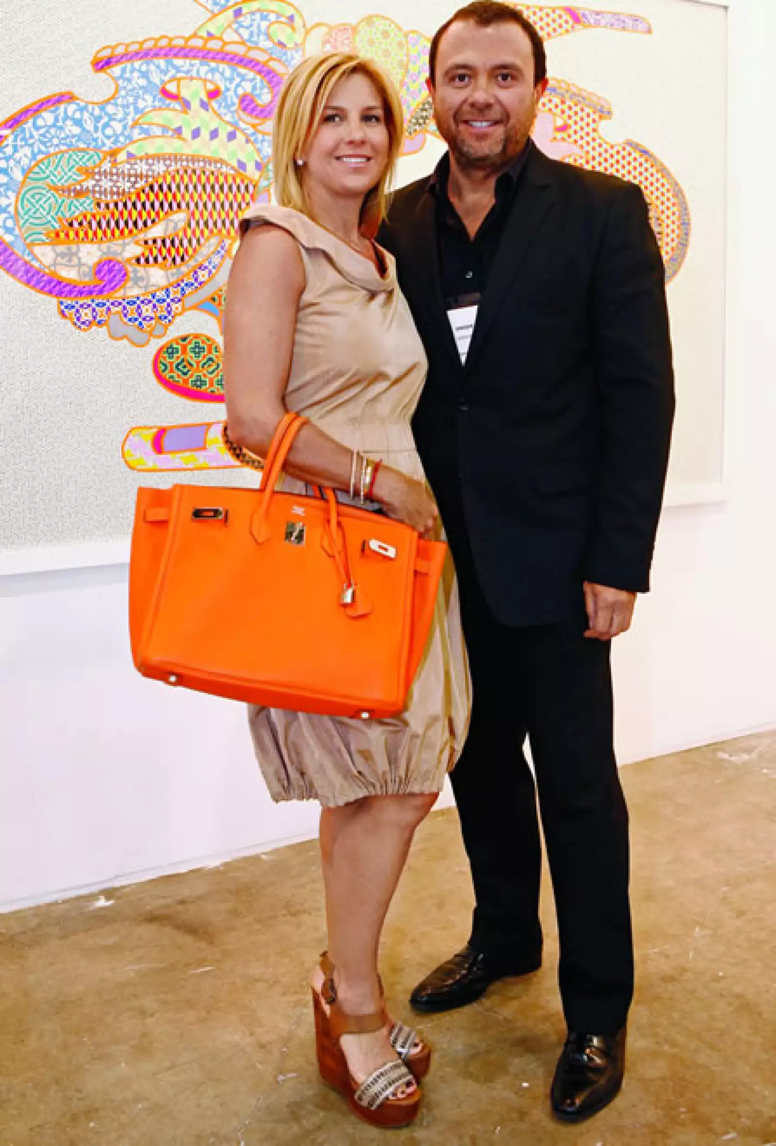 A la feria de arte Zona Maco de este año llegó luciendo un vestido en forma de globo en color nude, con zapatos de plataforma y una maxi bolsa naranja.
