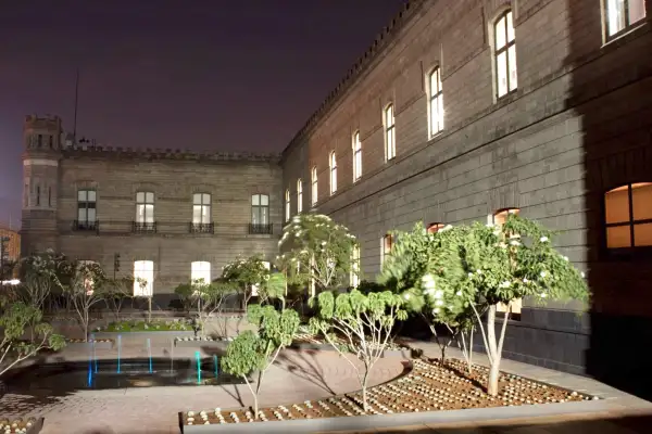 Imagen nocturna del patio ubicado al interior del Palacio de Lecumberri.