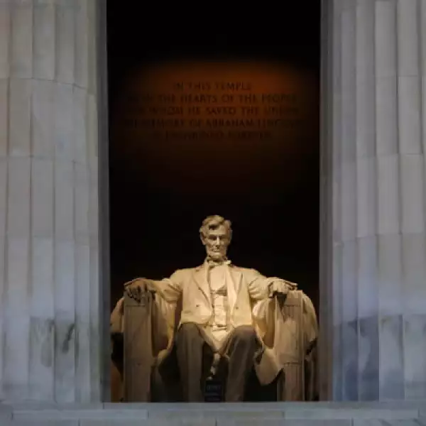 Los cierres más visibles para el público son los de los museos en Washington, que indignan a turistas. En la imagen, el Memorial de Lincoln cerró su puertas este martes.