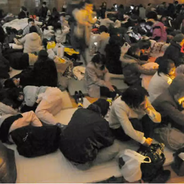 La mayoría de las personas no han podido regresar a sus casas, y ahora se encuentran durmiendo en refugios temporales. En la imagen, uno de los centros en Sendai, en el noreste del país.