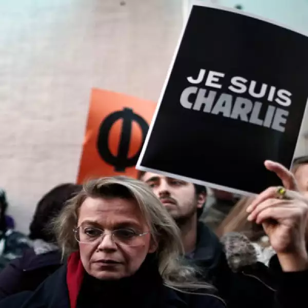 Periodistas y personas salieron a las calles de Atenas.