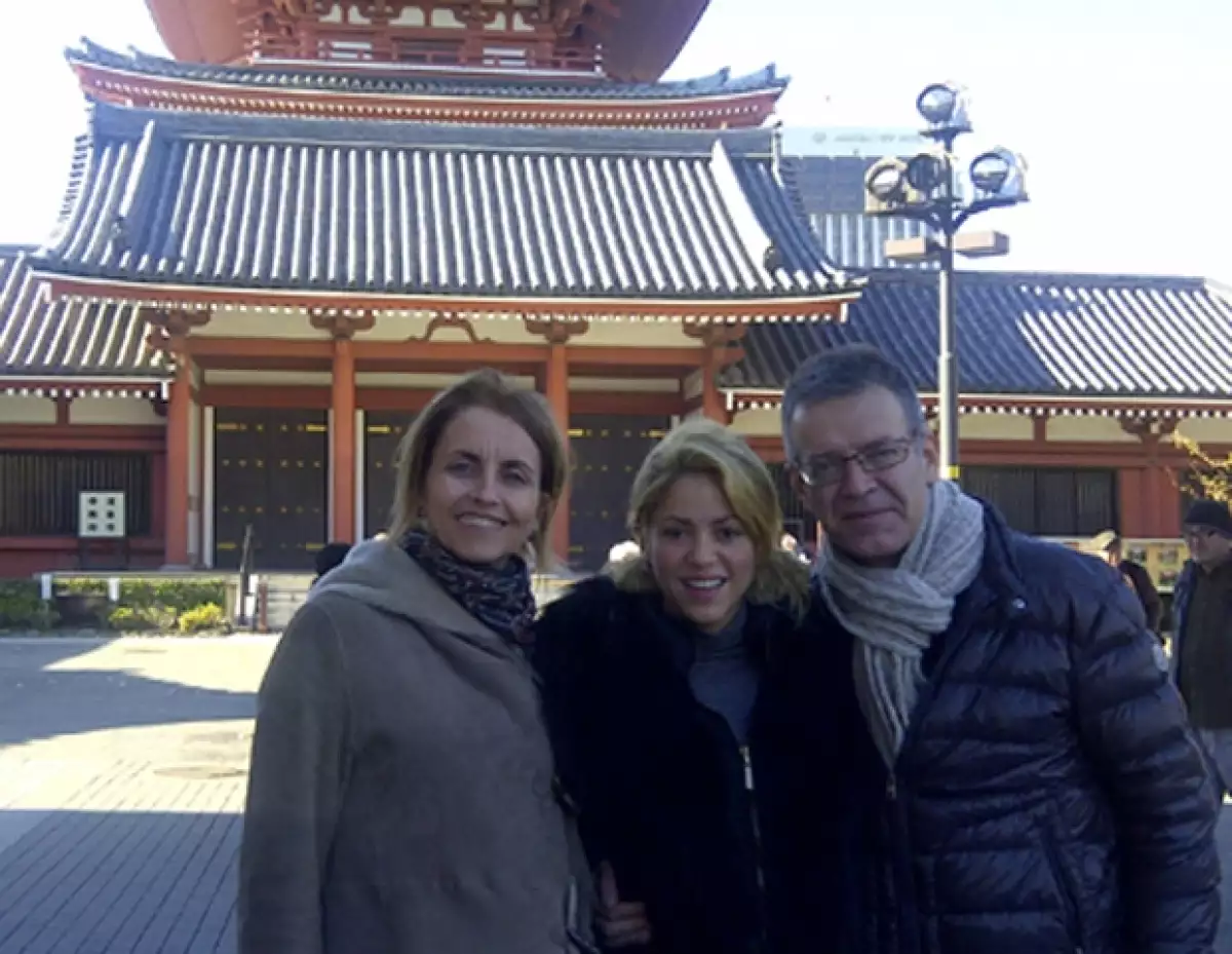 La colombiana viajó con la familia de su novio a Japón. De hecho, esta foto la subió a su mini blog para comprobar que la relación con sus suegros, es excelente.