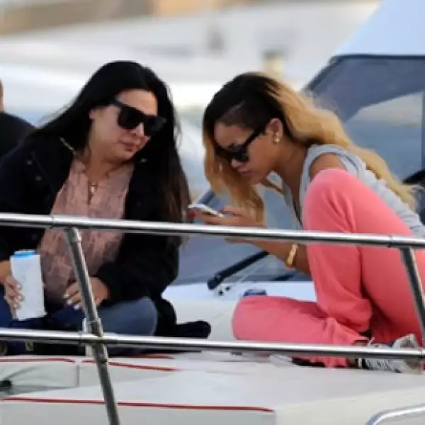 Platicaba con su equipo mientras revisaba cosas en su celular, se veía muy relajada.