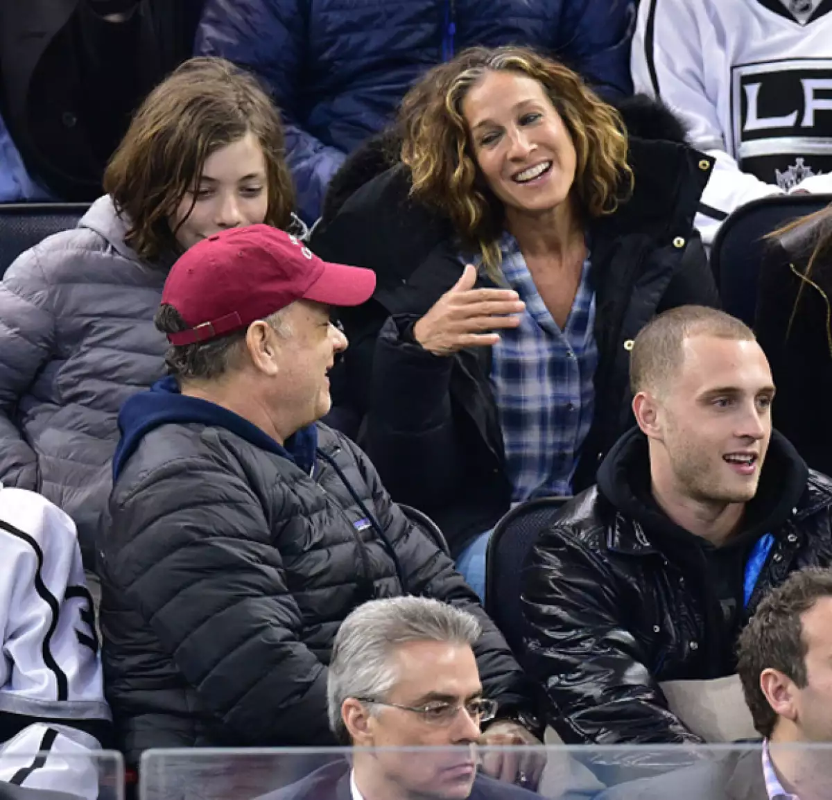 Los actores y sus familias coincidieron en un juego de hockey en Nueva York, donde ella fue sorprendida haciendo una mueca a espaldas del actor.