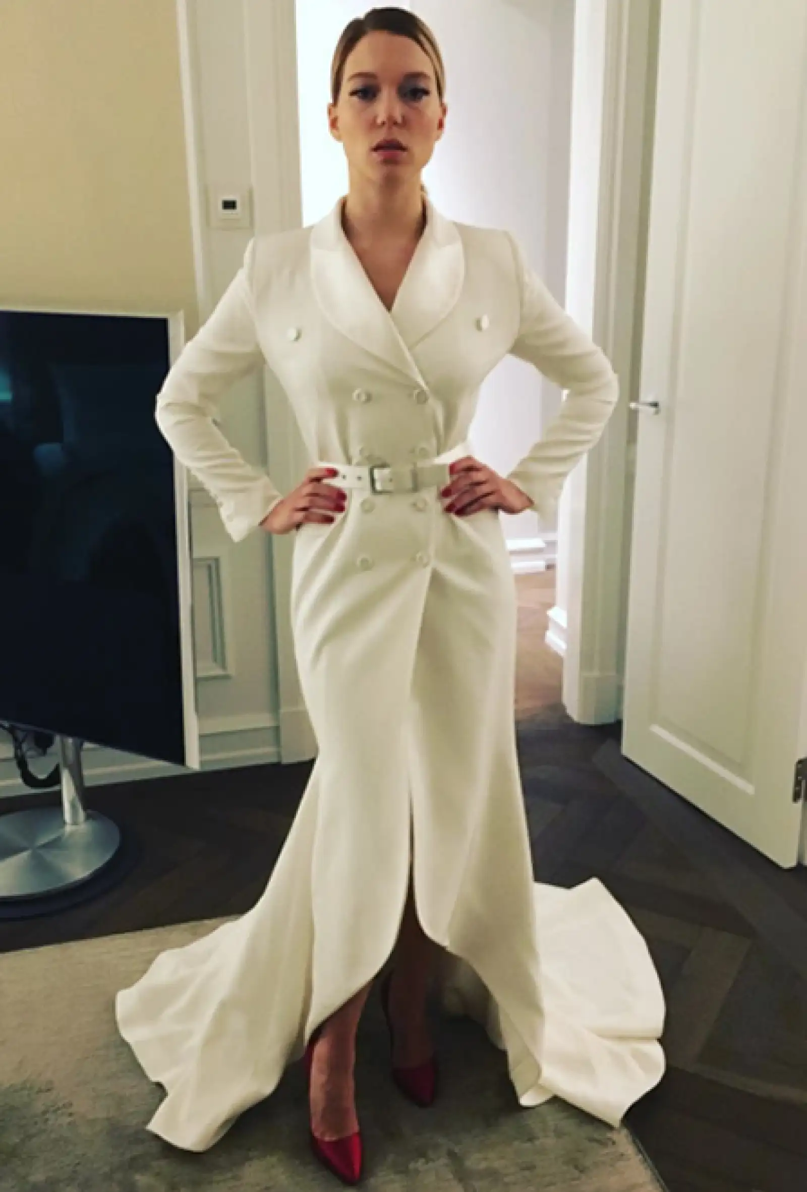 En la premiere de Spectre en Copenhagen, la actriz llevó un vestido de Alexis Mabille Couture Primavera 2013 y le dio un acento a su look con pumps de satín en rojo.