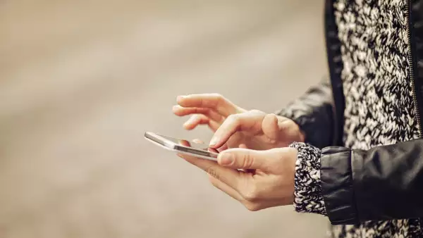 Un estudio indica que 51% de las mamás se conectan a internet a través de un teléfono inteligente.