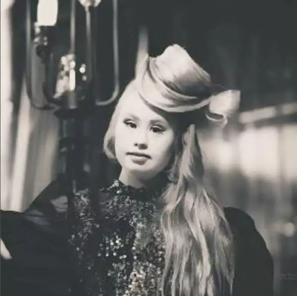 La modelo tiene 18 años de edad.