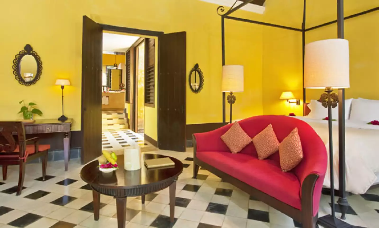 Todas las suites cuentan con techos de 5.5 metros de altura con vigas expuestas, puertas dobles de madera de 3 metros de altura, camas de hierro macizo, armarios de madera tropical oscura, pisos de losa y una piscina privada.