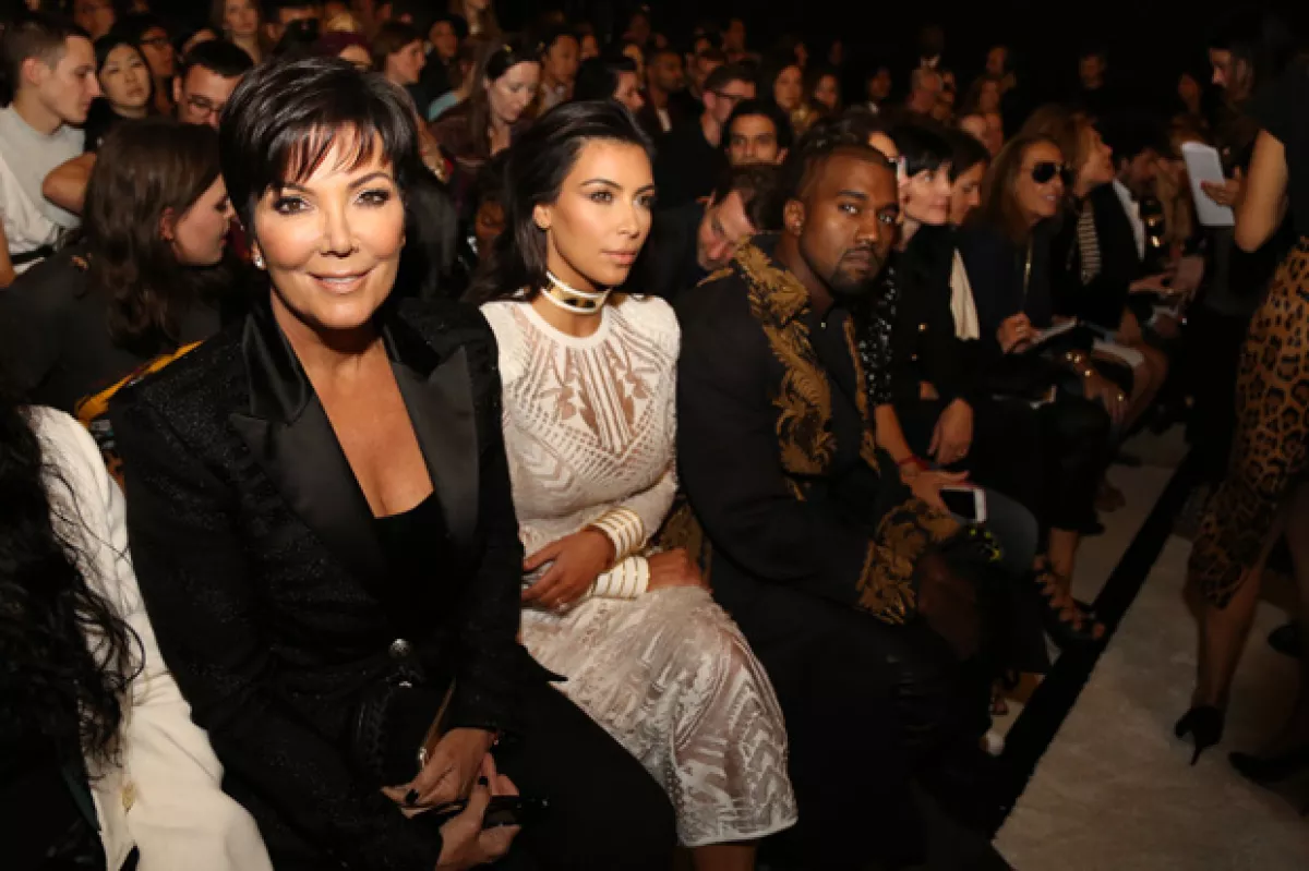 Tanto Kim como Kanye, así como Kris Jenner acuden frecuentemente a las muestras de colecciones más importantes de Europa.