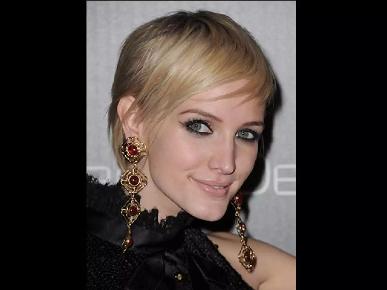 Ashley Simpson sorprendió en 2010 con este nuevo look, volvió a ser rubia y perdió su melena larga.