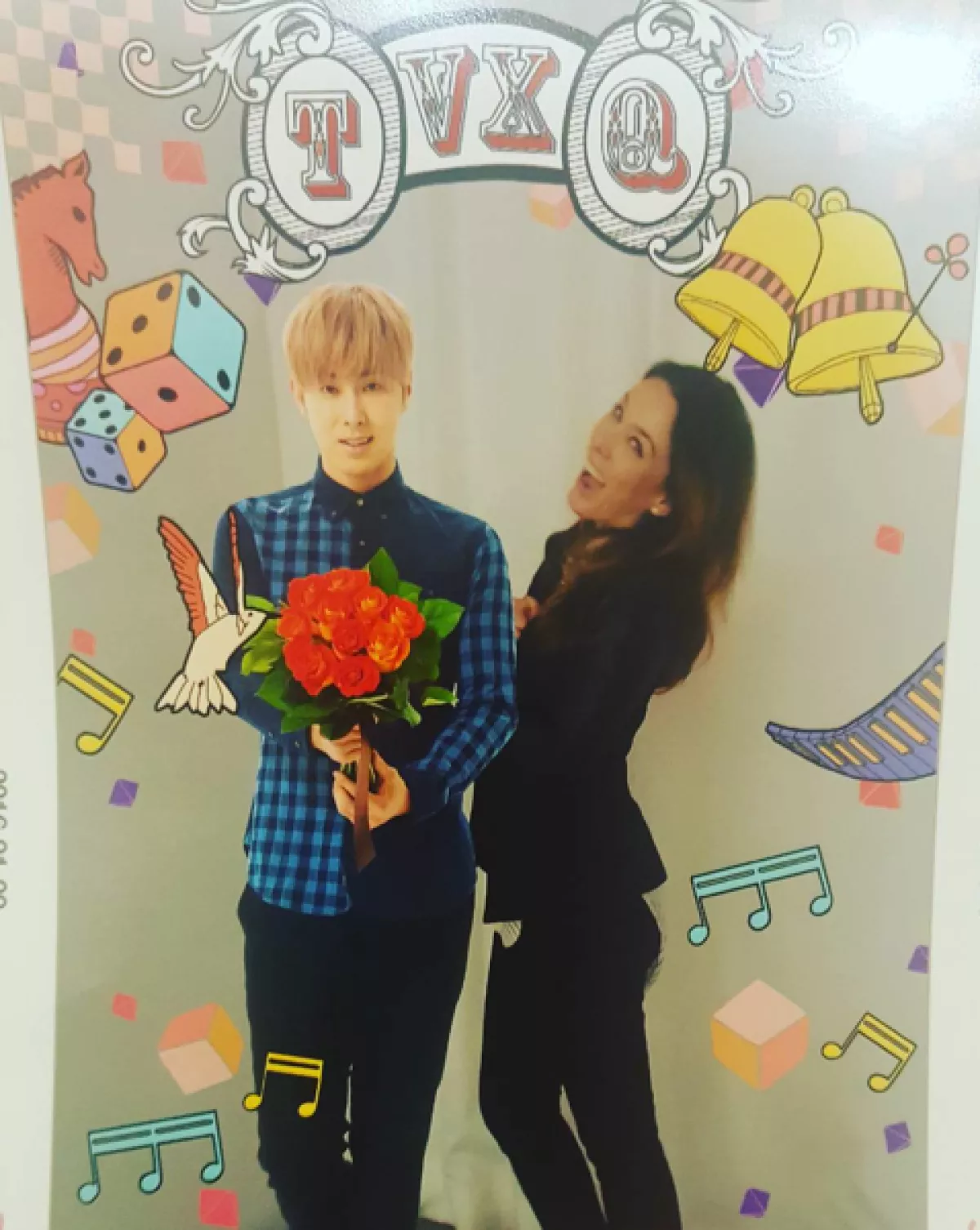 La guapa actriz no deja su buen humor de lado.