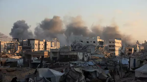 El humo se eleva desde el edificio de la Universidad Islámica, que fue evacuado y albergaba a palestinos desplazados, después de ser golpeado por ataques aéreos israelíes, en la ciudad de Gaza, el 14 de septiembre de 2025.