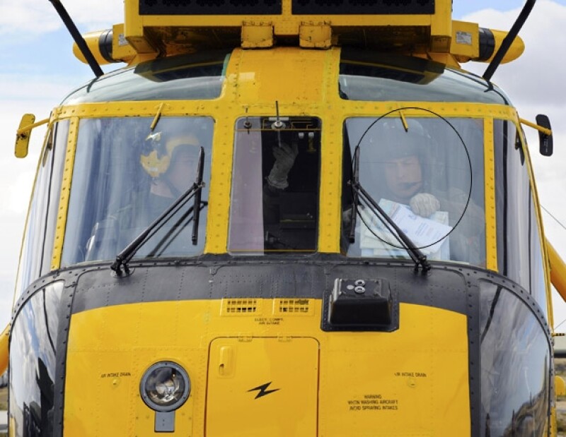 El miembro de la realeza fue captado piloteando un helicóptero Sea King.